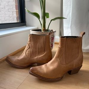 FRYE Western-style bootie in saddle color leather